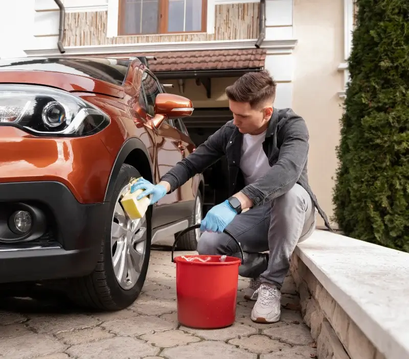 Lavage auto à domicile Le Temple : professionnel intervenant sur un véhicule